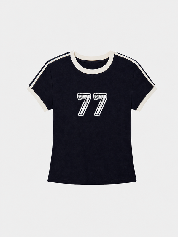 77 Çizgili Tişört, model üzerinde — Navra Wear