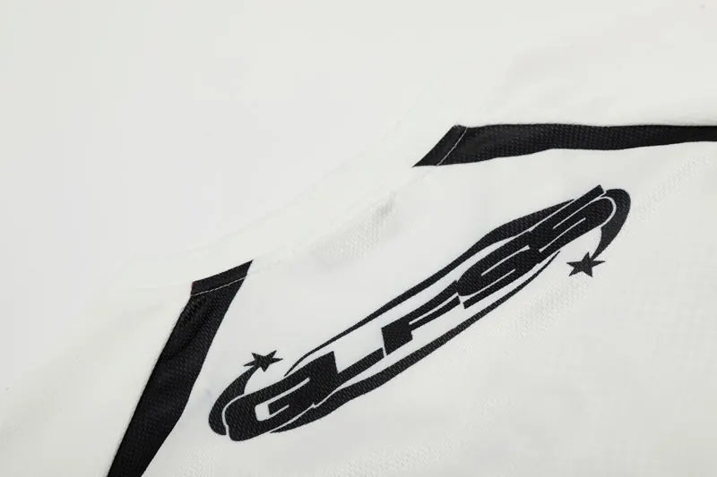 Y2K Kedi Baskılı Tişört, model üzerinde — Navra Wear