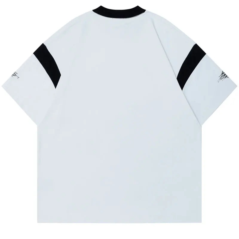 Yarış Baskılı V Yaka Tişört, model üzerinde — Navra Wear