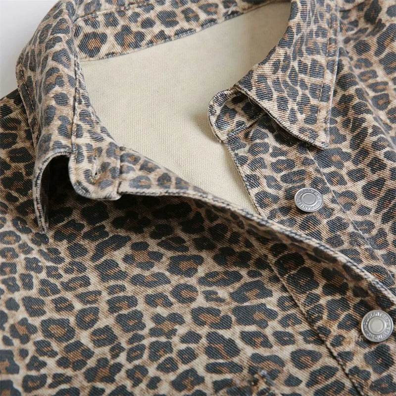 Slim Leopar Desenli Gömlek, model üzerinde — Navra Wear
