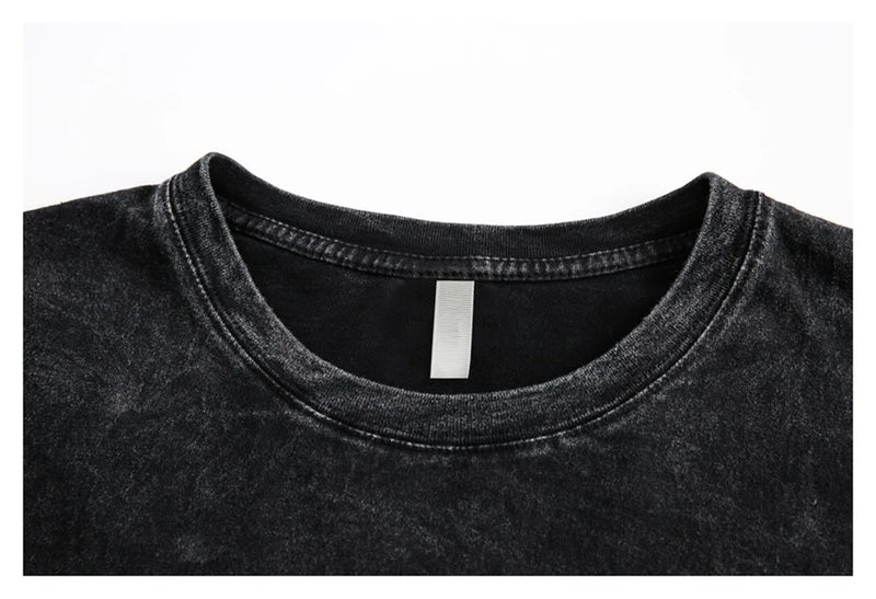 Y2K Harf Baskılı Tişört, model üzerinde — Navra Wear