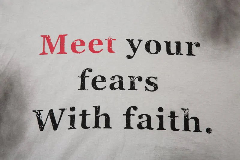 Slogan Baskılı Gotik Tişört, arka görünüm — Navra Wear