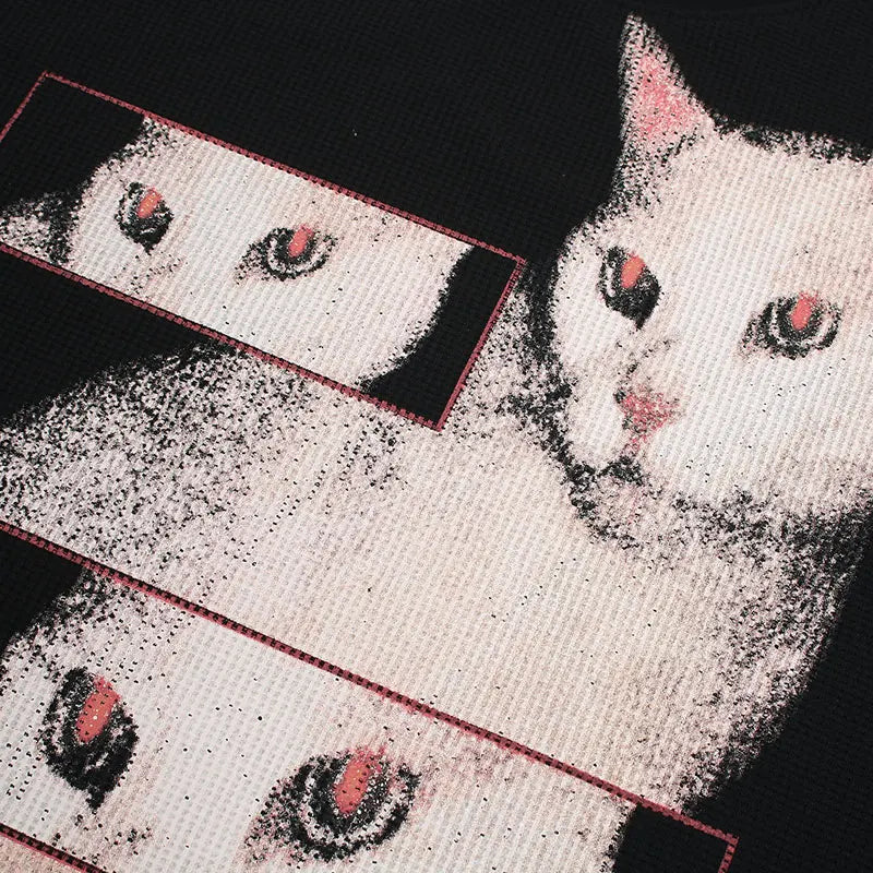 Kedi Baskılı Uzun Kollu Tişört, model üzerinde — Navra Wear