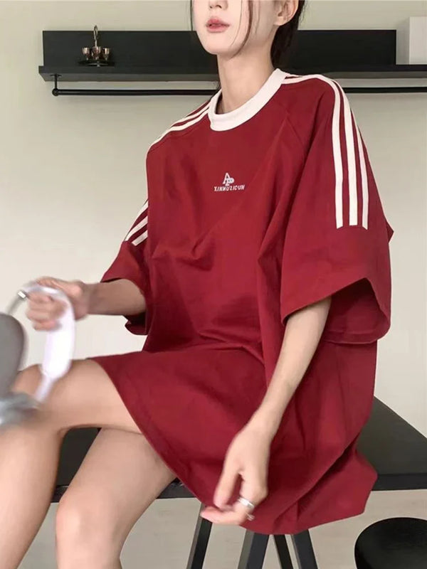 Model wearing the burgundy Casual Oversized Retro T-shirt
