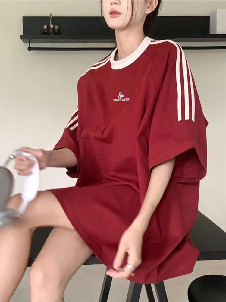 Model wearing the burgundy Casual Oversized Retro T-shirt