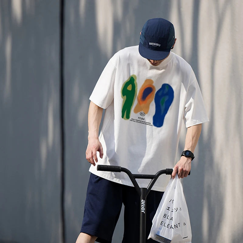Soyut Baskılı Tişört, model üzerinde — Navra Wear