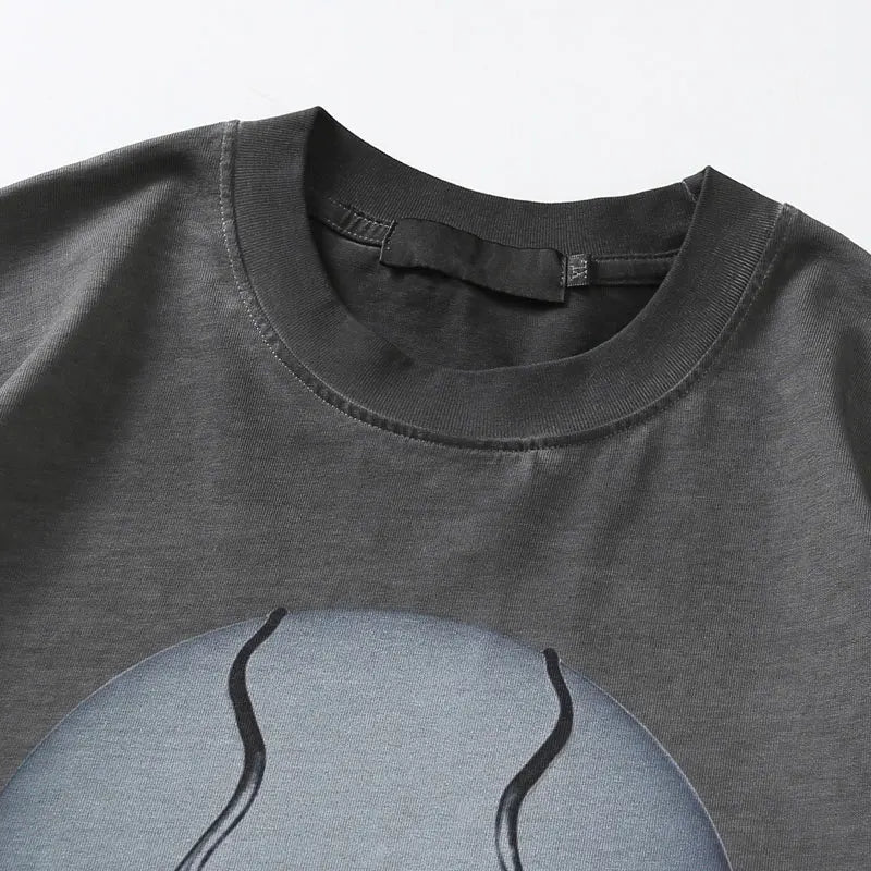 Gotik Baskılı Tişört, model üzerinde — Navra Wear