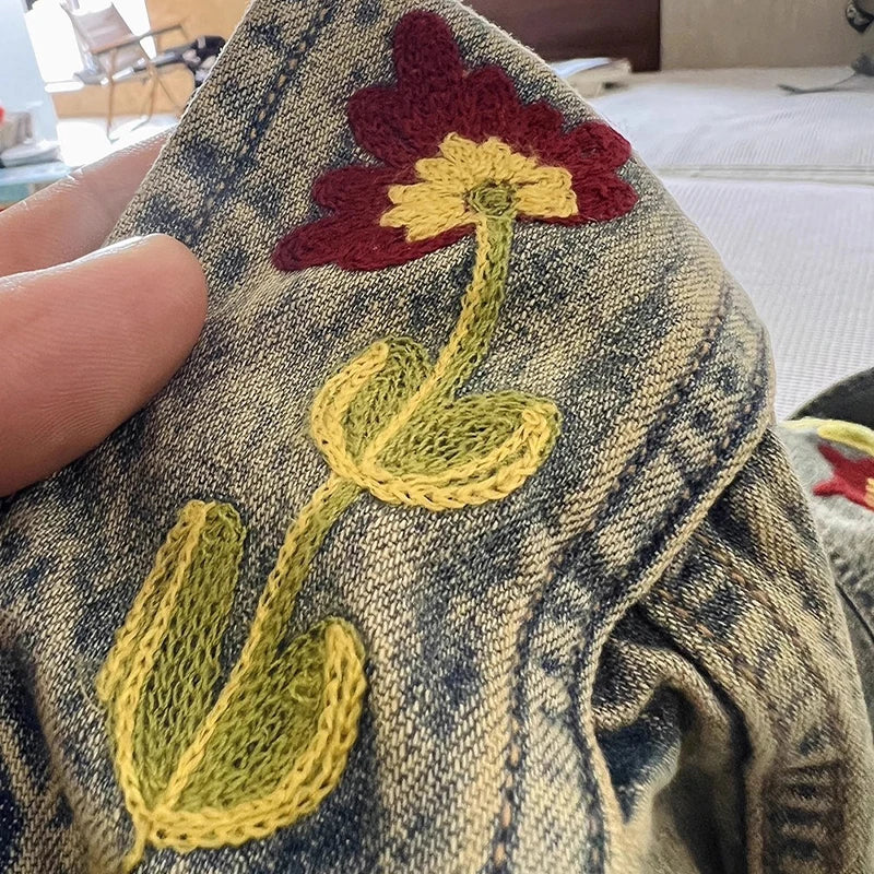Çiçek Desenli Jean Gömlek, model üzerinde — Navra Wear