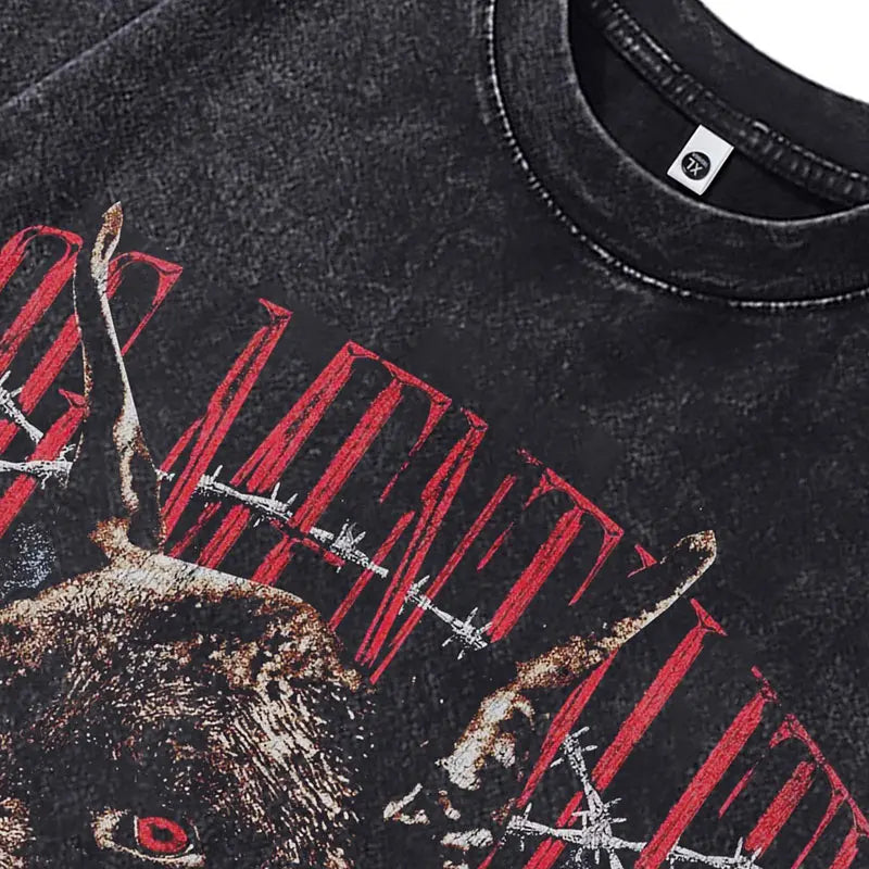 Y2K Köpek Baskılı Tişört, model üzerinde — Navra Wear