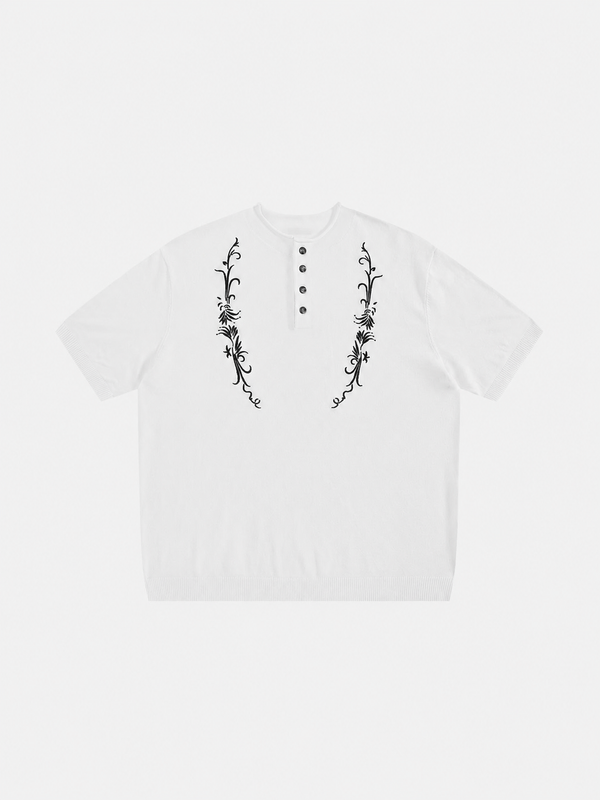 Boxy Nakışlı Düğmeli Yaka Tişört, arka görünüm — Navra Wear