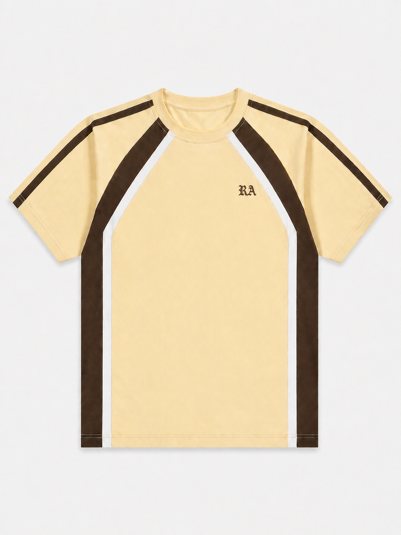 Kontrast Panel Tişört, model üzerinde — Navra Wear