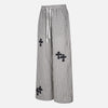 Y2K Wide Leg Ekose Jogger, model üzerinde — Navra Wear