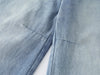 Yıkanmış İspanyol Paça Jean Pantolon, model üzerinde — Navra Wear
