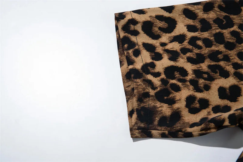 Oversize Leopar Desenli Gömlek, model üzerinde — Navra Wear
