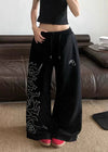 Wide Leg Japon Baskılı Jogger, model üzerinde — Navra Wear