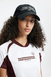 Y2K Sport Tişört, model üzerinde — Navra Wear