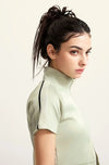 Kadın Y2K Crop Tişört, yakın çekim — Navra Wear