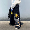 Y2K Wide Leg Grafiti Baskılı Pantolon, yakın çekim — Navra Wear