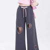 Vintage Kalp Baskılı Jogger, model üzerinde — Navra Wear