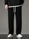 Y2K Bol Kesim Jogger, model üzerinde — Navra Wear