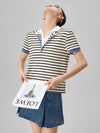 Çizgili V Yaka Tişört, yakın çekim — Navra Wear