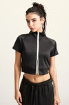 Kadın Y2K Crop Tişört, model üzerinde — Navra Wear
