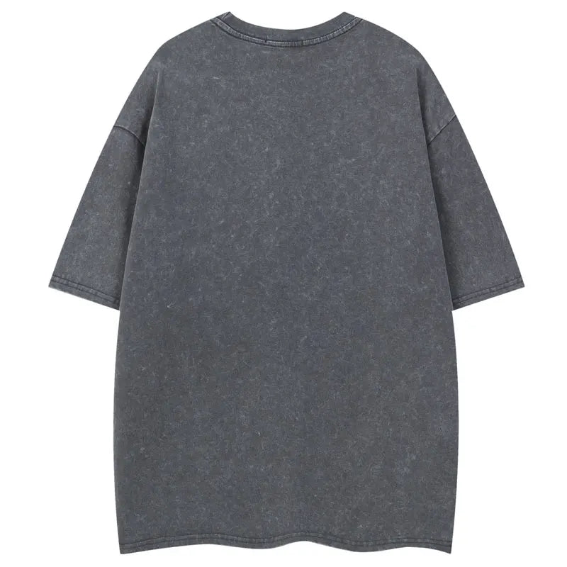 Kadın Kelebek Baskılı Oversize Tişört, model üzerinde — Navra Wear