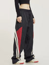 Kadın Y2K Bol Kesim Jogger, yakın çekim — Navra Wear