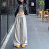Y2K Wide Leg Jogger, model üzerinde — Navra Wear
