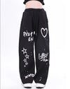 Wide Leg Grafiti Baskılı Jogger, model üzerinde — Navra Wear