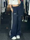 Kadın Y2K Bol Kesim Jogger, model üzerinde — Navra Wear