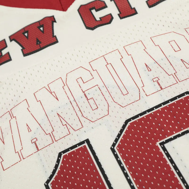 Patchwork V Yaka Tişört, model üzerinde — Navra Wear