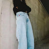 Y2K Düz Kesim Jean Pantolon, model üzerinde — Navra Wear