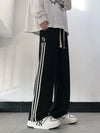 Çizgili Bol Kesim Jogger, model üzerinde — Navra Wear