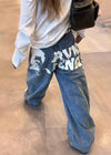 İspanyol Paça Japon Baskılı Jean Pantolon, yakın çekim — Navra Wear