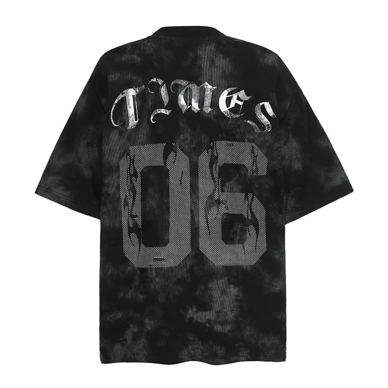 Batik Desenli Oversize Tişört, model üzerinde — Navra Wear