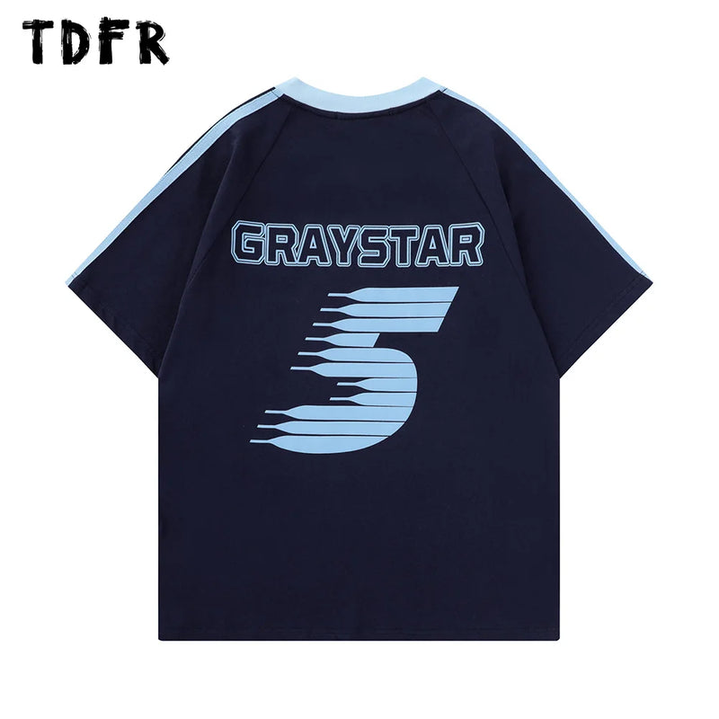 Baskılı V Yaka Tişört, model üzerinde — Navra Wear
