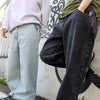 Y2K Düz Kesim Jean Pantolon, yakın çekim — Navra Wear