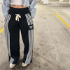 Wide Leg Çizgili Jogger, model üzerinde — Navra Wear