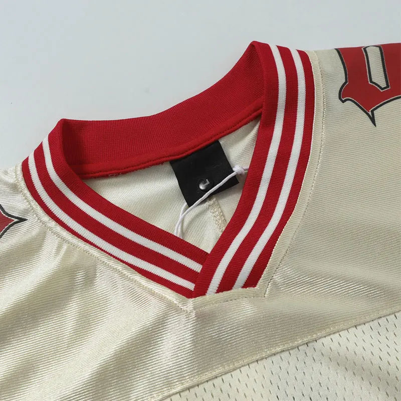 Patchwork V Yaka Tişört, model üzerinde — Navra Wear
