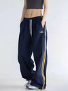 Kadın Vintage Çizgili Jogger, model üzerinde — Navra Wear