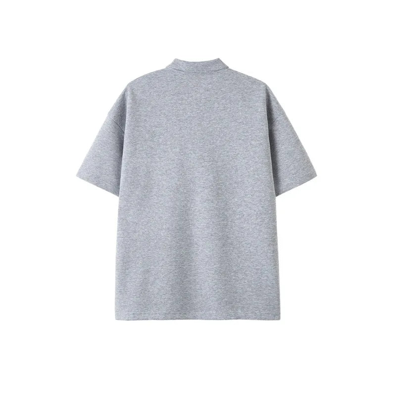 Dalga Baskılı Polo Yaka Tişört, model üzerinde — Navra Wear