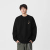 Y2K Soyut Baskılı Sweatshirt, model üzerinde — Navra Wear