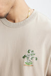 Dalga Baskılı Tişört, model üzerinde — Navra Wear