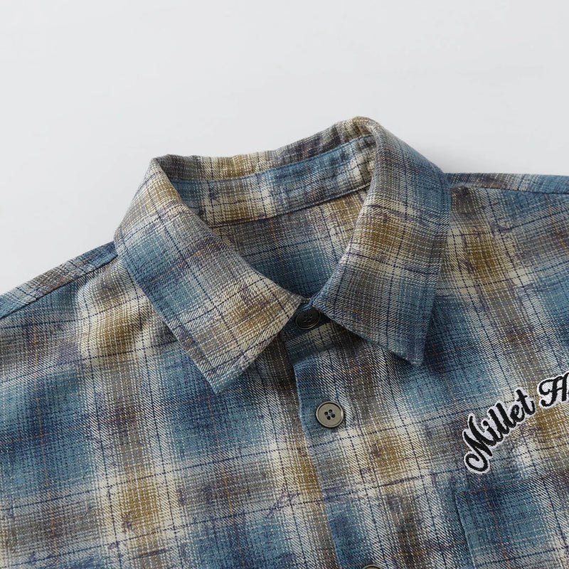 Kamuflaj Desenli Düğmeli Gömlek, model üzerinde — Navra Wear