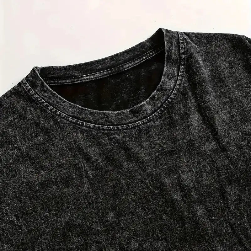 Güneş Baskılı Oversize Tişört, model üzerinde — Navra Wear