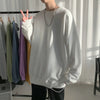 Sade Oversize Uzun Kollu Tişört, model üzerinde — Navra Wear
