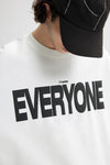 Oversize Basic Tişört, model üzerinde — Navra Wear