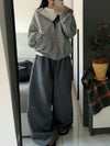 Y2K Bol Kesim Jogger, model üzerinde — Navra Wear