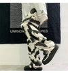 İspanyol Paça Zebra Desenli Jean Pantolon, model üzerinde — Navra Wear